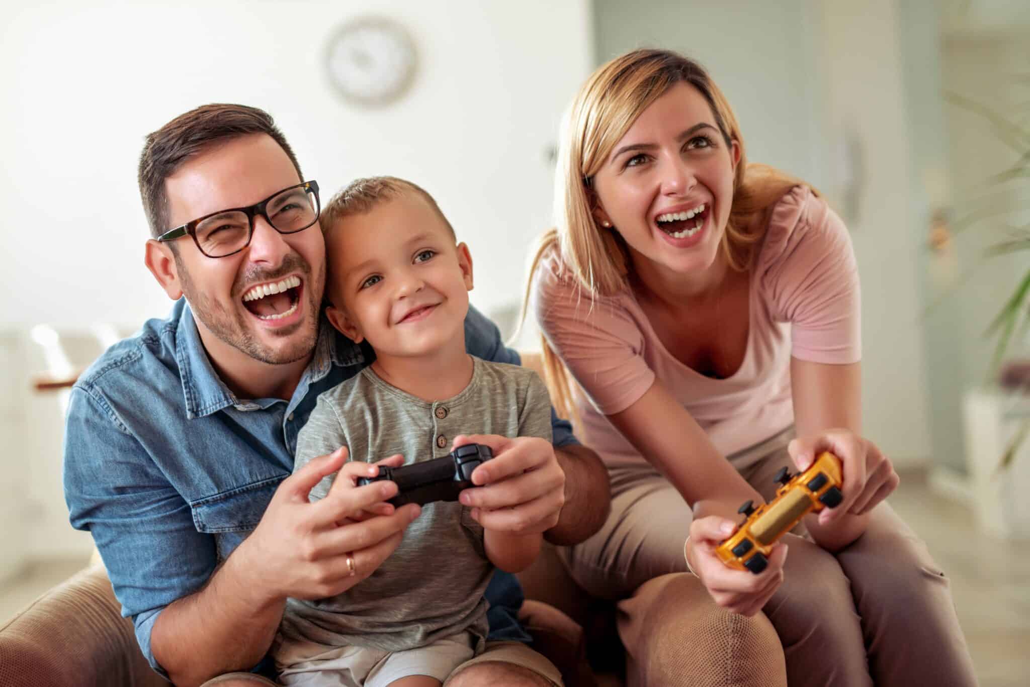 Включите family. Семья играет в компьютерные игры. Family playing videogames. Family Play TV.